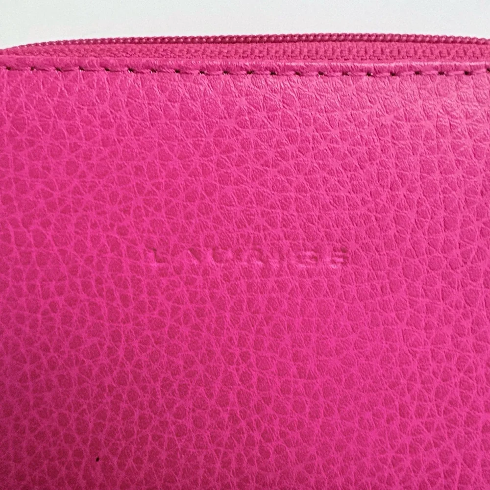 Laurige Elegant Fuchsia Small leather wallet with zipper closure.